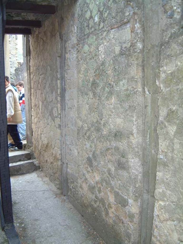 V.35, Herculaneum, May 2001. Embedded tufa columns in east wall of entrance corridor, or fauces 13. Photo courtesy of Current Archaeology.